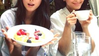 Tetap pasang senyum manis, ini Nazanin saat brunch dengan waffle dan kopi. Foto: Instagram nazaninboniadi