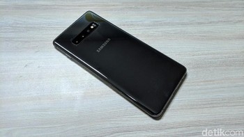 Bagian depan dan belakang dilapisi Gorilla Glass 6. Foto: Adi Fida Rahman/detikINET