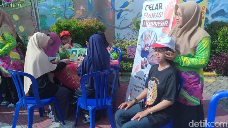 Warga Sidoarjo Andalkan Tanaman Obat Keluarga dan Akupresur Warga Sidoarjo Andalkan Tanaman Obat Keluarga dan Akupresur