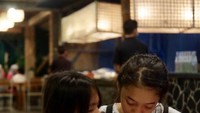 Pesen apani?, tulis Aisha sebagai keterangan foto yang ia unggah ini. Yang jelas ia akan memesan minuman, jika dilihat dari buku menu dihadapannya. Foto: Instagram shadjo04