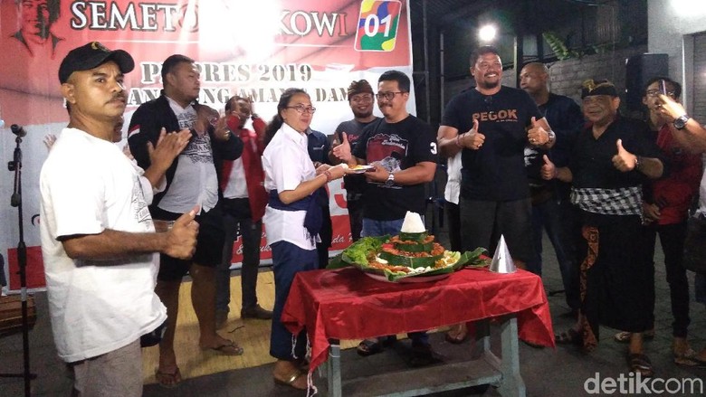 Jokowi Raih 90% di Bali Versi QC, Relawan Potong Tumpeng dan Joget Bumbung Jokowi Raih 90% di Bali Versi QC, Relawan Potong Tumpeng dan Joget Bumbung