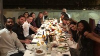 Nazanin juga dikenal lewat serial TV Counterpart. Ini momen serunya ketika makan malam bersama para pemain Counterpart. Foto: Instagram nazaninboniadi