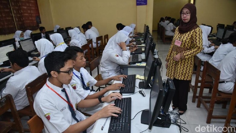 Siswa SMP dan SD di Surabaya Serentak UNBK dan USBN Siswa SMP dan SD di Surabaya Serentak UNBK dan USBN