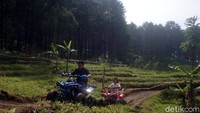 Untuk sewa ATV Rp 20 ribu untuk 4 kali putaran dengan jarak 200 meter. Udaranya di sini juga sejuk, segar, dan cocok buat liburan. (Arbi Anugrah/detikcom)
