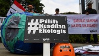 Dalam aksinya aktivis Walhi mendesak Pemprov DKI Jakarta untuk melakukan upaya pemulihan ekologis lingkungan serta melakukan penegakan hukum kepada seluruh industri yang berpotensi mencemari dan merusak lingkungan. Foto: ANTARA FOTO/Wahyu Putro.