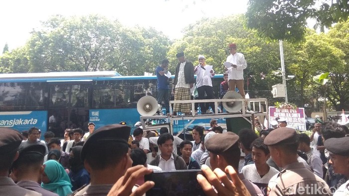 Demo di KPU, Massa Minta Warga Percaya Proses Rekapitulasi