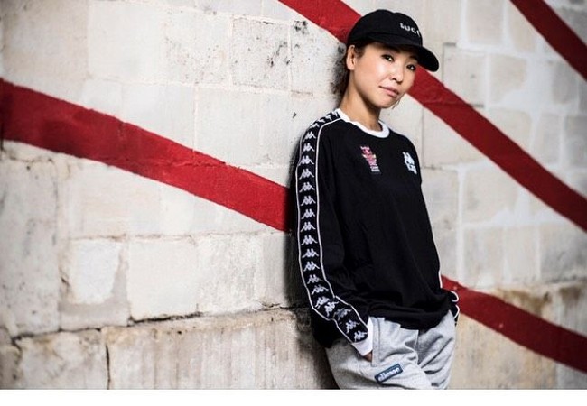 “Itu membantuku mengubah kepribadianku. Sebelumnya pada zaman orangtua dan nenekku di usia segini, mereka tidak akan pernah berpikir mereka bisa melakukan seperti ini. Tapi sekarang banyak wanita muda di generasiku mereka mencoba hal yang baru, selalu mencoba sesuatu yang baru, jelas Ayumi. Foto: Instagram/@ayumi_bodycarnival