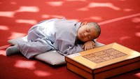 Seorang calon Biksu cilik beristirahat usai mencukur rambut di Kuil Jogye, Seoul, Korea Selatan.