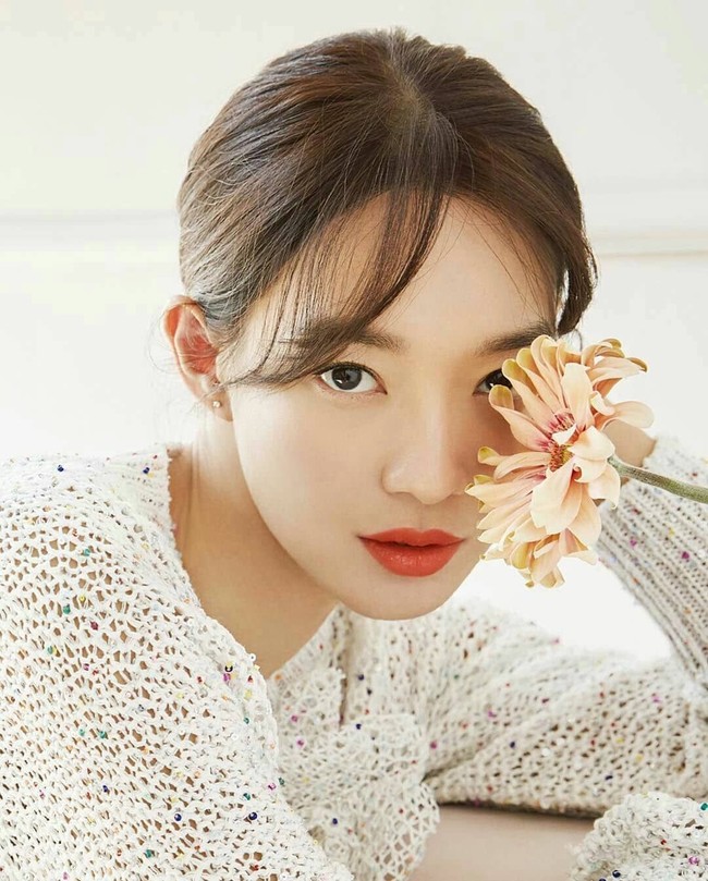 Selanjutnya ada artis Korea, Shin Min Ah. Pemain serial Oh My Venus ini memang langganan masuk daftar artis tercantik. Tak heran jika jika kekasih Kim Woo Bin itu berada di posisi kelima. Foto: Cosmopolitan Korea