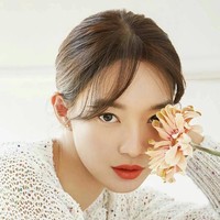 Selanjutnya ada artis Korea, Shin Min Ah. Pemain serial Oh My Venus ini memang langganan masuk daftar artis tercantik. Tak heran jika jika kekasih Kim Woo Bin itu berada di posisi kelima. Foto: Cosmopolitan Korea
