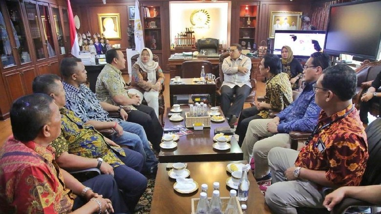 WNI Pro-Prabowo Malaysia Temui Fadli Zon di DPR, Adukan Surat Suara Tercoblos WNI Pro-Prabowo Malaysia Temui Fadli Zon di DPR, Adukan Surat Suara Tercoblos