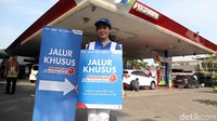 Dalam rangka memperingati Hari Kartini, SPBU Pertamina di Kelapa Gading pun menyediakan jalur khusus bagi pengendara wanita yang ingin mengisi bensin di SPBU tersebut.