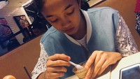 Meski begitu, Aisha sama seperti anak-anak lain yang gemar makan dessert. Kali ini ia memilih dessert favoritnya, caramel mousse. Foto: Instagram shadjo04  