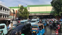 Jalanan menuju Blok C Tanah Abang masih ditutup karena kebakaran tersebut. Terlihat petugas Dishub mencoba mengatur arus lalu lintas. Lalu lintas di sekitar lokasi tampak padat. Foto:  (Rolan/detikcom)