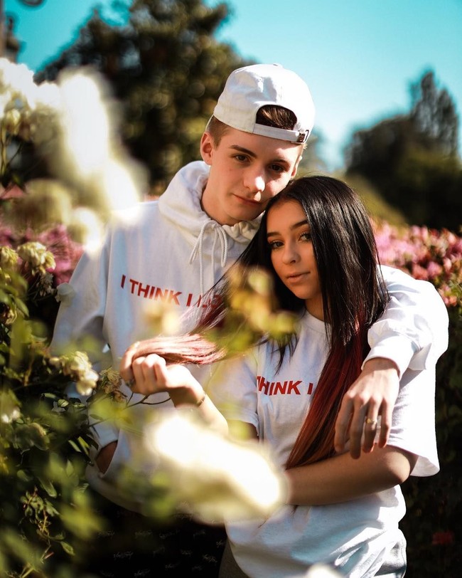 Danielle dan Mikey Tua kerap mengunggah kemesraan mereka di YouTube dan Instagram. Dan dalam video yang diunggah terlihat orangtua keduanya kerap ikut terlibat dalam pembuatan konten mereka. Sampai saat ini belum ada tanggapan dari kedua orangtua pasangan remaja ini mengenai hujatan terhadap anak-anak mereka. Foto: Instagram