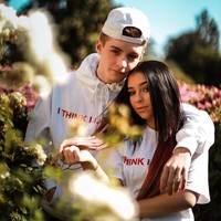 Danielle dan Mikey Tua kerap mengunggah kemesraan mereka di YouTube dan Instagram. Dan dalam video yang diunggah terlihat orangtua keduanya kerap ikut terlibat dalam pembuatan konten mereka. Sampai saat ini belum ada tanggapan dari kedua orangtua pasangan remaja ini mengenai hujatan terhadap anak-anak mereka. Foto: Instagram