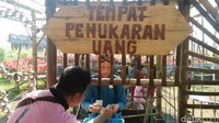 Setiap pengunjung yang datang harus menukar uang rupiah dengan dit pring atau uang dari bambu yang digunakan untuk transaksi di pasar yang hanya buka setiap hari Minggu pukul 05.00 hingga 11.00 WIB ini (Rinto Heksantoro/detikcom)