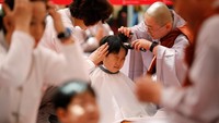 Sejumlah anak laki-laki mempersiapkan diri menjadi calon Biksu cilik jelang perayaan Hari Raya Waisak di Kuil Jogye, Seoul, Korea Selatan.