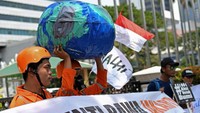 Aktivis Wahana Lingkungan Hidup (Walhi) DKI Jakarta melakukan aksi memperingati Hari Bumi di depan Balai Kota Jakarta, Senin (22/4/2019). Foto: ANTARA FOTO/Wahyu Putro A.