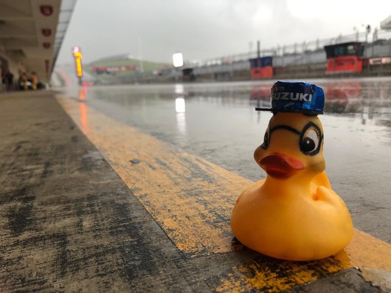 Bebek Ahiru, Maskot Tim Suzuki MotoGP saat Hujan. Foto: Twitter/Team Suzuki Ecstar Bebek Ahiru, Maskot Tim Suzuki MotoGP saat Hujan. Foto: Twitter/Team Suzuki Ecstar