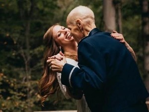 Mengharukan, Calon Pengantin Buat Foto Prewedding dengan Ayah yang Sakit