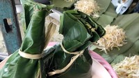 Jika dibawa pulang, toge goreng dibungkus dengan daun patat atau wongka dengan lipatan ke atas dan diikat dengan tali dari batang pisang atau bambu. Foto: Instagram @dewhangga