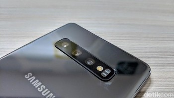 Tiga kamera tersemat di bagian belakang, ukurannya 12 MP + 12 MP +16 MP. Foto: Adi Fida Rahman/detikINET