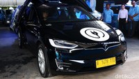 Tesla Model X merupakan SUV crossover keluaran pabrikan mobil listrik asal Amerika Serikat. Mobil ini terbilang mewah. Beberapa kalangan atas di Indonesia menggunakan mobil listrik ini. Salah satunya Ketua DPR RI Bambang Soesatyo.
