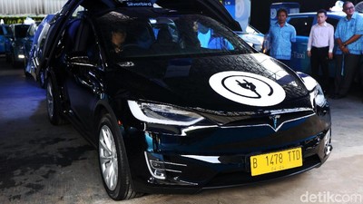 Melihat Tesla X 75D, Taksi Mewah Silverbird