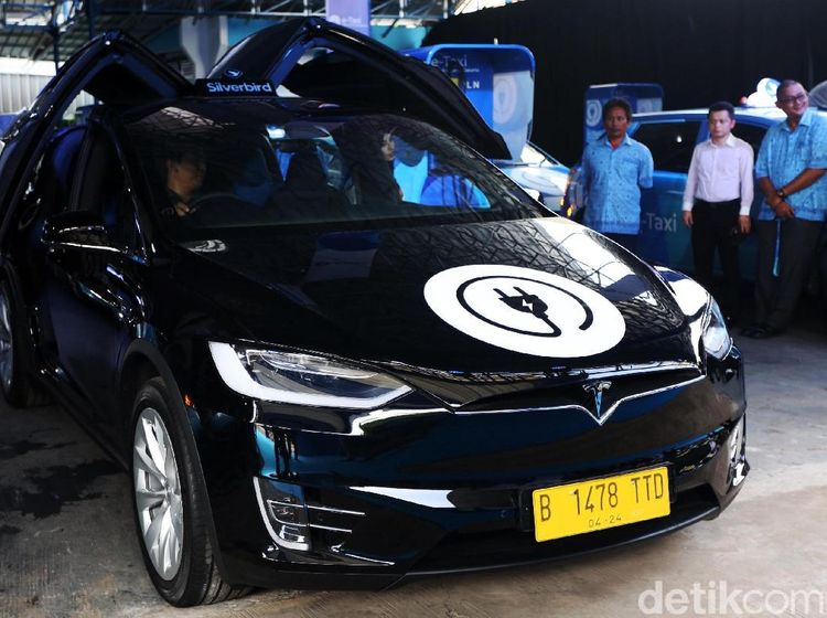 Melihat Tesla X 75D, Taksi Mewah Silverbird
