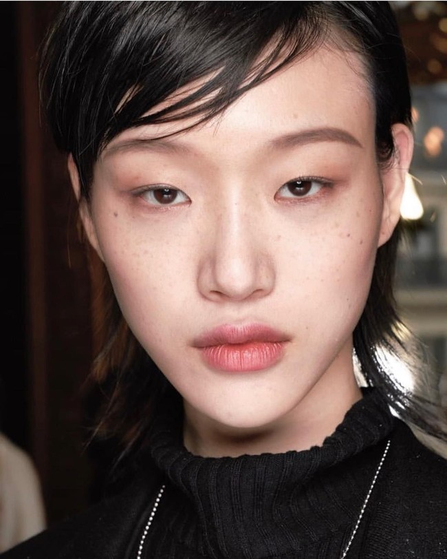 Dari Korea, Choi Sora menempati urutan keempat. Berbeda dari wanita-wanita yang masuk dalam top 3 Asian Fashion Face Award 2018, ia adalah seorang model. Wanita berwajah fierce ini adalah pemenangkan Koreas Next Top Model musim ketiga yang kini berkarier di Paris dan Milan. Foto: Instagram @sola5532