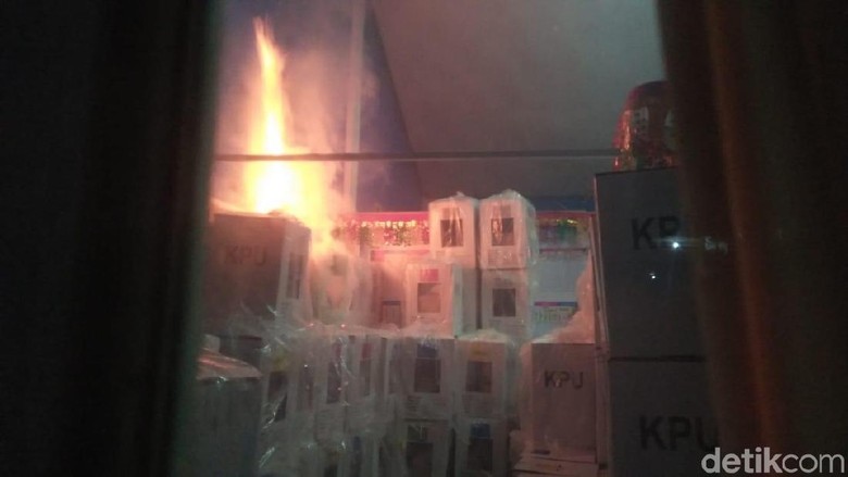 Gudang Kotak Suara di Sumbar Terbakar, KPU Serahkan ke Polisi Gudang Kotak Suara di Sumbar Terbakar, KPU Serahkan ke Polisi