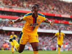 Mesut Oezil sempat menyamakan kedudukan di awal babak kedua. Tapi Palace kembali menjauh lewat dua gol yang dibuat Wilfried Zaha. Crystal Palace unggul 2-1. Matthew Childs via Reuters.