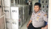 Kotak yang bisa diselamatkan sekarang dijaga ketat petugas. Penghitungan dihentikan sementara. (Jeka-detikcom)