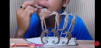 Waduh! Biar Eksis, Pria Ini Santap Kuda Laut Panggang