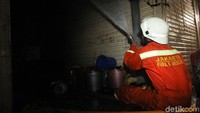 Petugas Damkar berhasil memadamkan kebakaran yang melanda Blok C Pasar Tanah Abang, Jakarta Pusat.