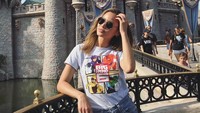 Sebagai pecinta disney, Jamie tak melewatkan kesempatan untuk berkunjung ke Disneyland. (jamiejchung/Instagram)