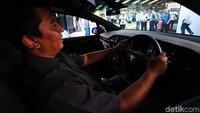 Pengemudi tengah menjajal Tesla Model X 75D.