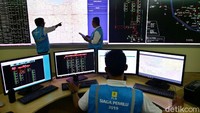 Kesibukan petugas PLN memonitoring pasokan listrik di ruang Distribution Control Center (DCC), Jakarta Pusat, Senin (22/4/2019).