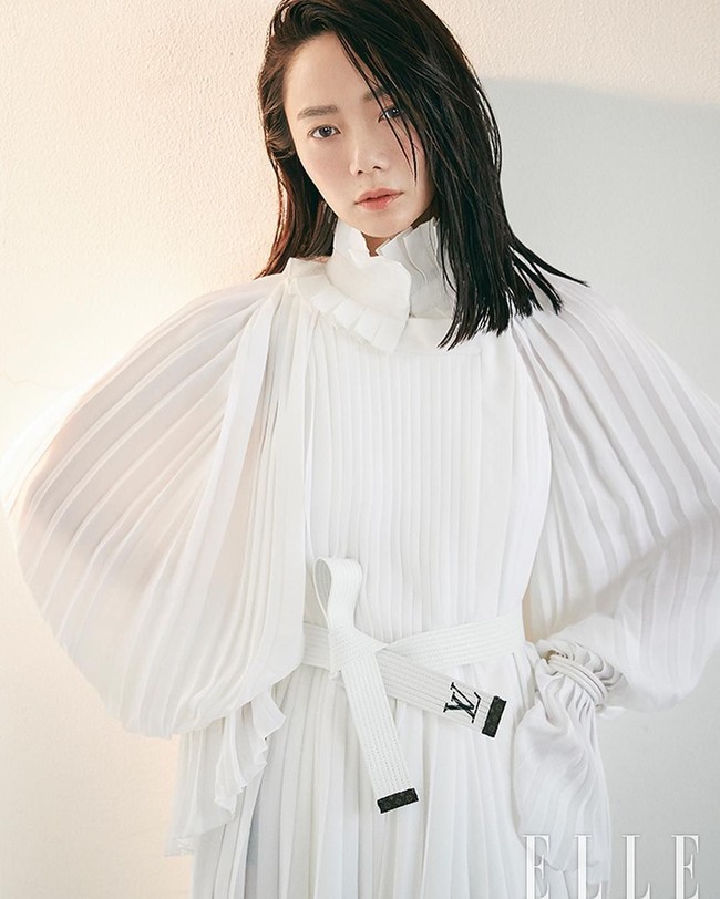 Bae Doo Na adalah aktris Korea yang sudah go internasional. Selain akting memukau, mantan pacar Jim Sturgess tersebut juga punya wajah unik yang membuatnya laris sebagai model produk dan majalah. Foto: Instagram @doonabae