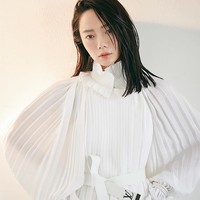 Bae Doo Na adalah aktris Korea yang sudah go internasional. Selain akting memukau, mantan pacar Jim Sturgess tersebut juga punya wajah unik yang membuatnya laris sebagai model produk dan majalah. Foto: Instagram @doonabae
