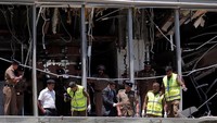 Selain gereja, serangan bom juga terjadi di Hotel Shangri-La di Kolombo. Ledakan bom membuat jendela kaca pecah dan plafon hancur. Reuters/Dinuka Liyanawatte.