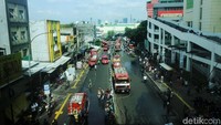 Lalu lintas di sekitar lokasi sempat ditutup akibat kebakaran di Blok C Pasar Tanah Abang.