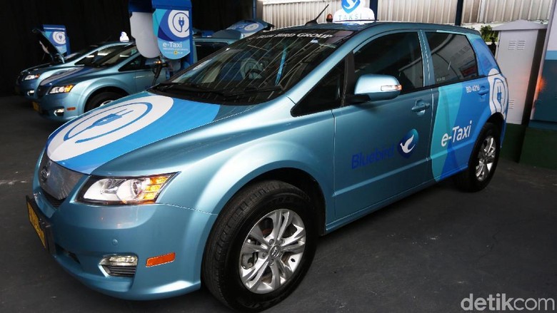 Taksi listrik BYD e6, armada baru Bluebird Foto: Agung Pambudhy Taksi listrik BYD e6, armada baru Bluebird Foto: Agung Pambudhy