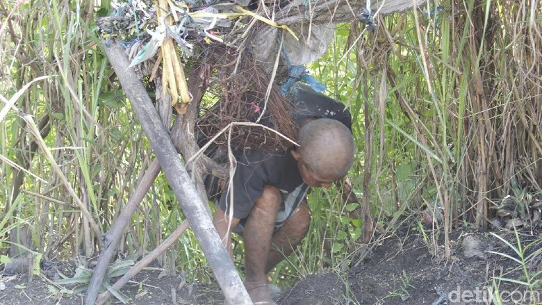 Kisah Kakek Sebatang Kara Huni Semak Belukar di Bandung Barat Kisah Kakek Sebatang Kara Huni Semak Belukar di Bandung Barat
