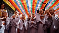 Para calon Biksu cilik tersebut berkumpul untuk mempersiapkan diri jelang perayaan Hari Raya Waisak.