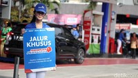 Jalur khusus untuk para pengendara wanita turut disediakan dalam rangka memperingati Hari Kartini.