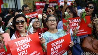 Selain itu, Cak Nanto dan para hadirin yang hadir juga mengucapkan belasungkawa atas meninggalnya petugas KPPS dalam massa rekapitulasi hasil Pemilu 2019.