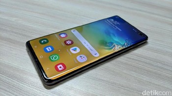 Galaxy S10+ ini ditenagai prosesor Exynos 9820 dan RAM 8 GB. Foto: Adi Fida Rahman/detikINET