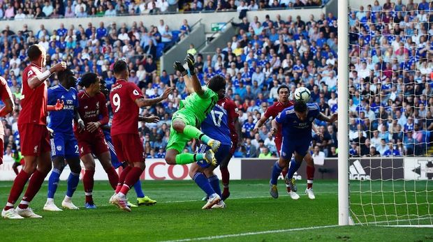 Sundulan Sean Morrison melenceng ke sisi kiri gawang Liverpool. (
